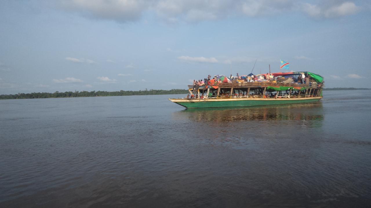 Bateau en bois de meuble sur le fleuve Congo desservant Kisangani - Isangi