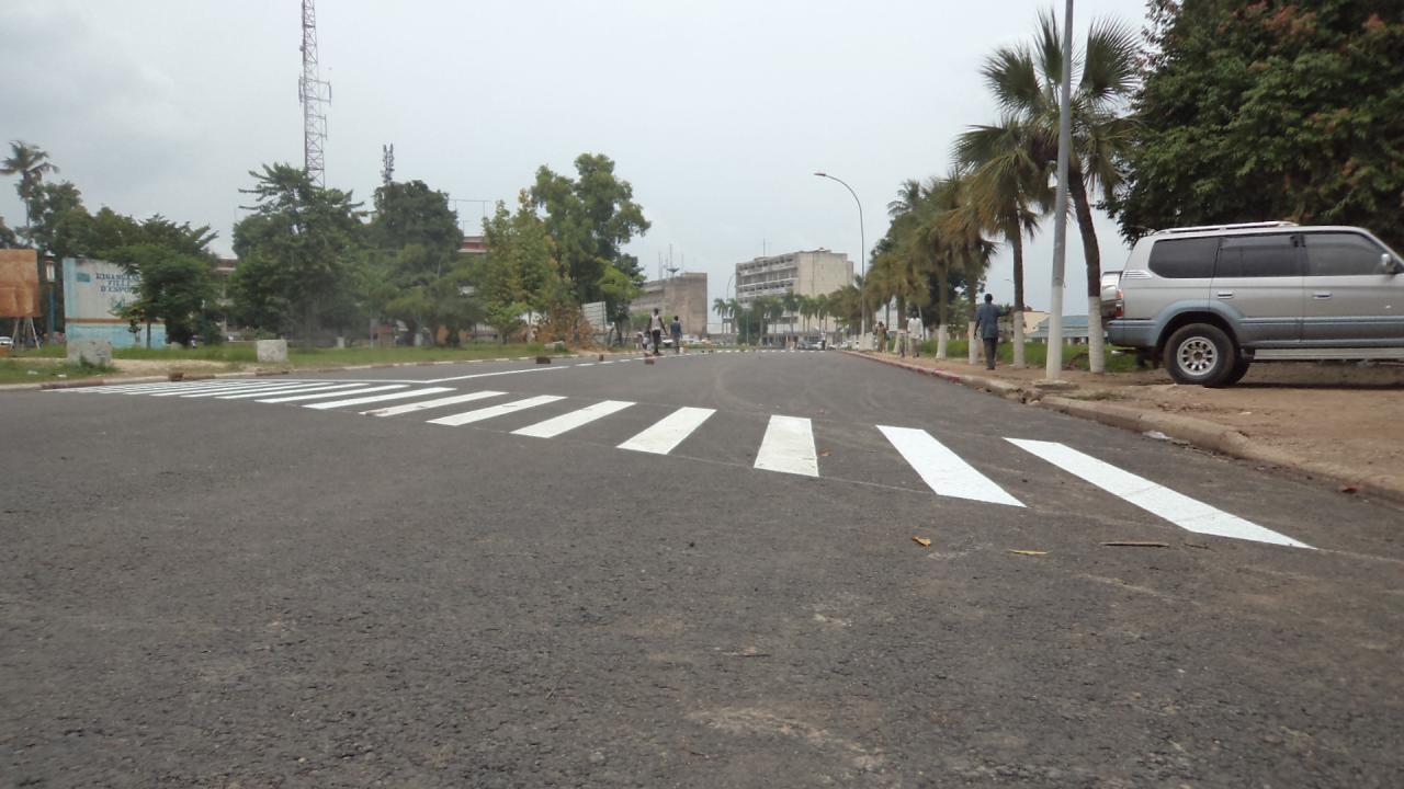 Devant l'Hôtel de Ville de Kisangani, une avenue goudronnée, juin 2013