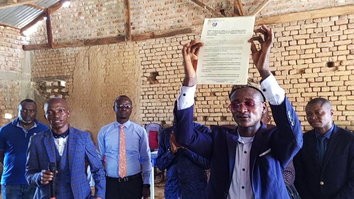 Forêt communautaire, remise des titres devant témoins