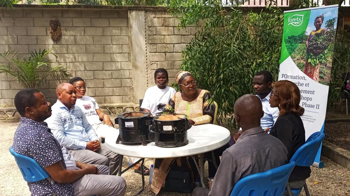 Les foyers améliorés économisent la braise (M. Syakoma, CIFOR)