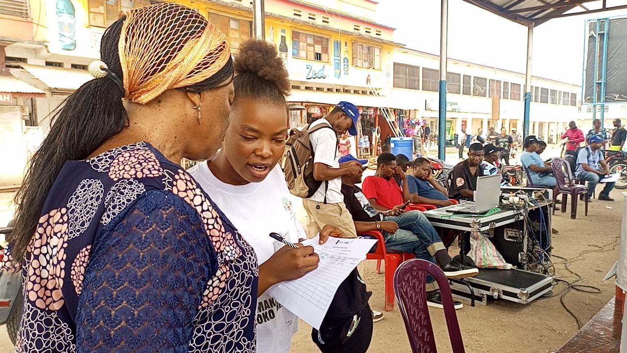 Kisangani, marché central, 2 juillet 2024. Une femmes ayant acheté son foyer amélioré.
