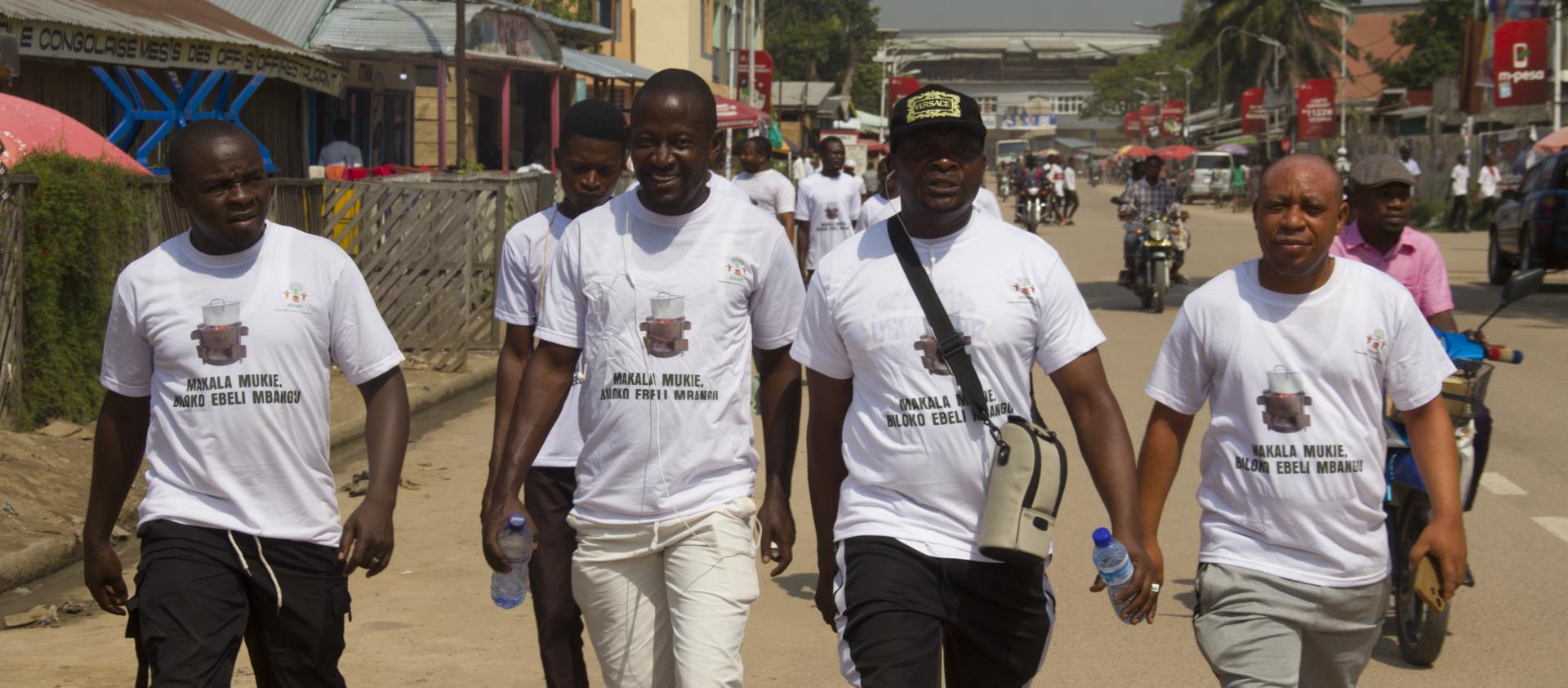 Kisangani,  16 12 2023, début de campagne par la marche de santé. A l'extrême droite, D. L. Kasereka, chargé de l'efficience énergétique dans les ménages.