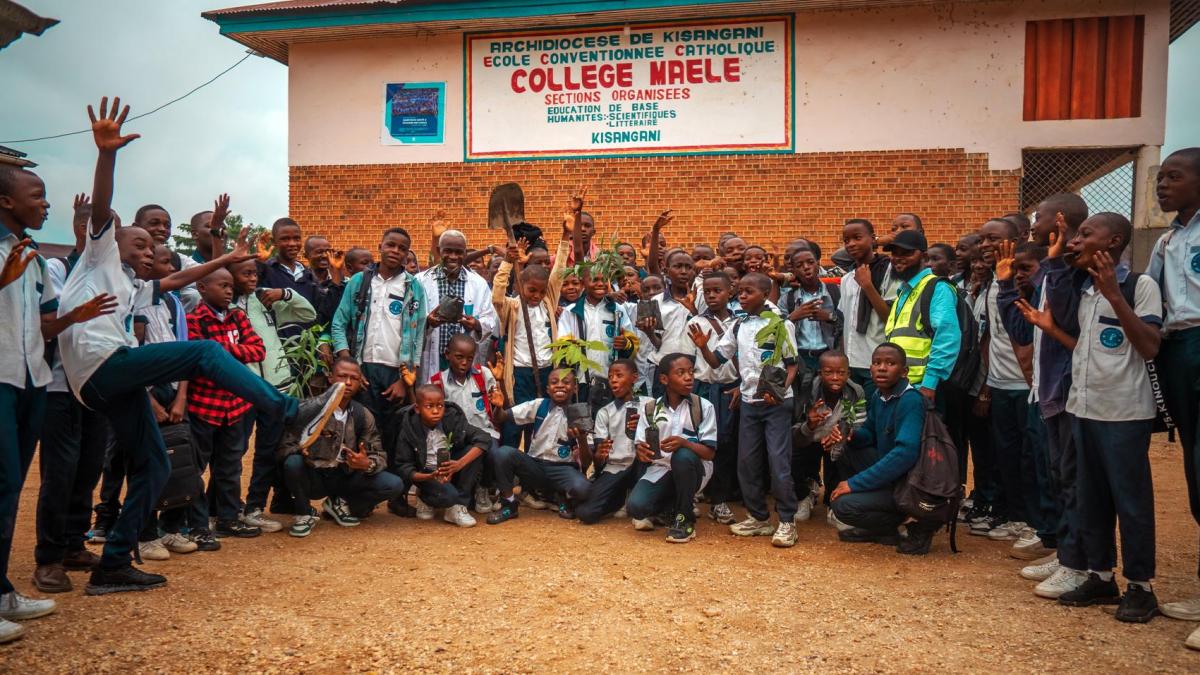 Le collège Maele plante des arbres fruitiers